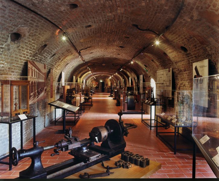Strumentazione tecnico scientifica delle Collezioni Aldini-Valeriani nel forno Hoffmann (Museo del Patrimonio Industriale, archivio fotografico, foto R. Bertuzzi)